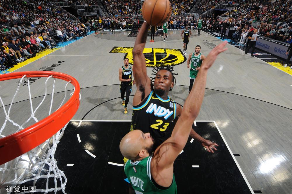 她返港時受 她返港時受